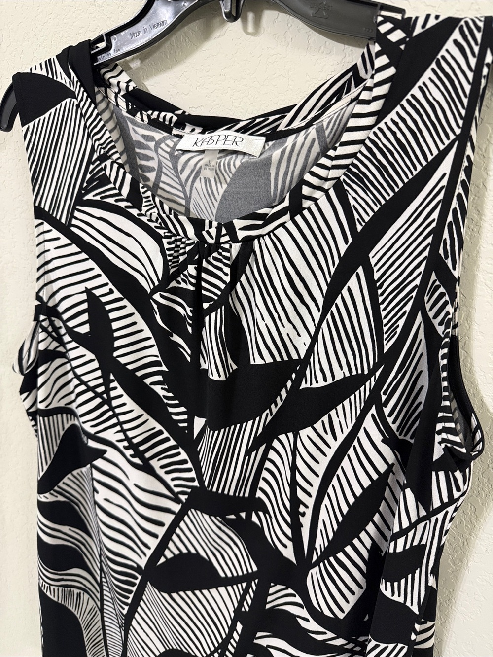 Kasper Black & White Graphic Print Sleeveless Tank